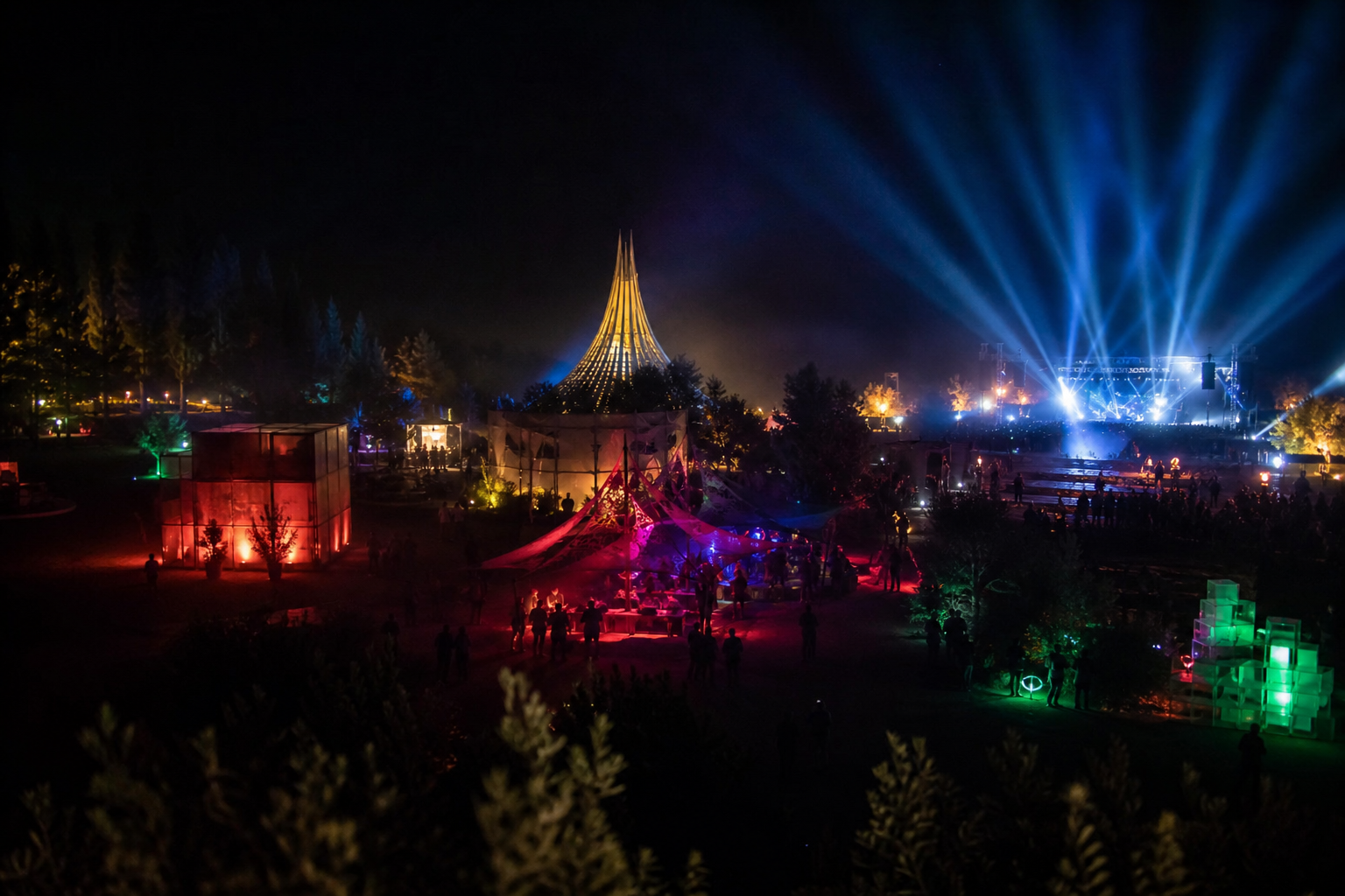 Beleuchtete Festivalfläche mit farbigen Lichtstimmungen und tanzenden Menschen bei Nacht